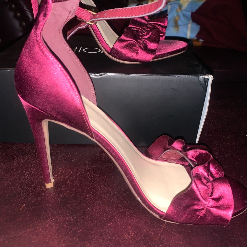 Fashion nova heel burgundy.